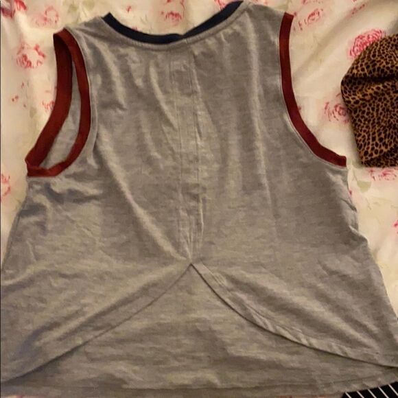 Soul cycle split back cropped tank - Picture 2 of 3